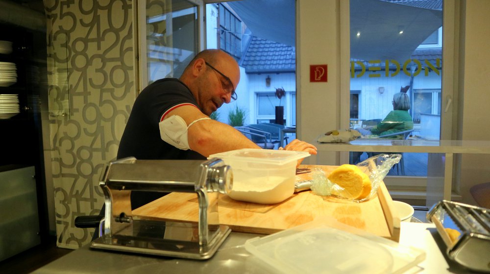 Ralf bei der Pastavorbereitung